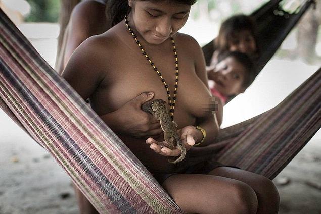 1. Awa kabilesi vahşi hayatla öyle uyum içerisinde ki, kadınlar hayvanları emziriyorlar.