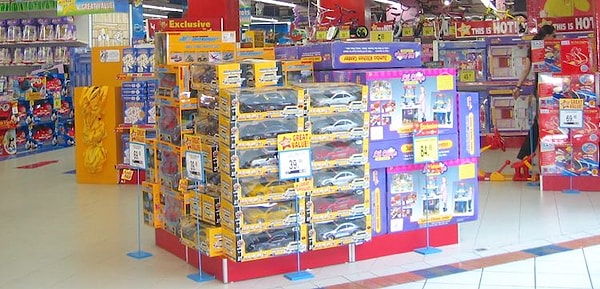 Все, что находилось в магазине, Кэрол передала в нью-йоркский "Отдел сирот"!