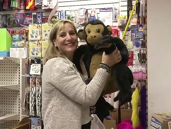 Американская женщина-Санта Клаус дарит детям-сиротам новогодние подарки