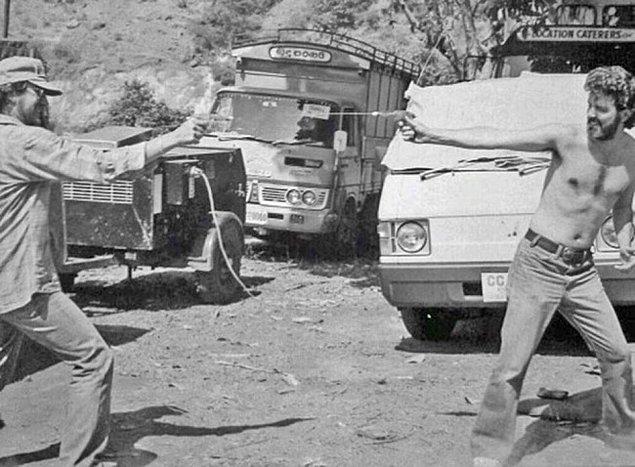 4. Steven Spielberg ve George Lucas su tabancalarıyla oynarken. Sri Lanka, 1983.