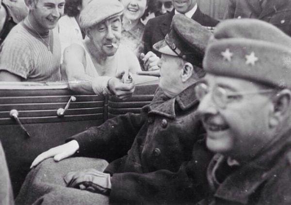 24. Winston Churchill'in sigarasını yakan bir Fransız, 1944.