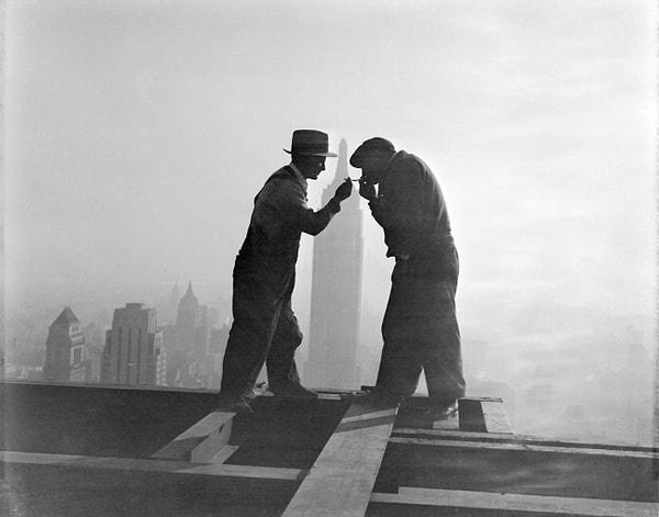 19. Gökdelen yapımı sırasında verilen sigara molası. New York, 1932.