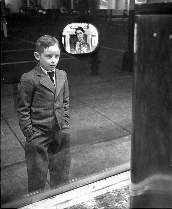 15. İlk defa televizyon gören çocuk ve şaşkın bakışları, 1948.