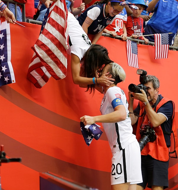Американская футболистка со своей женой Сарой Хафман после победы сборной США над Японией на 7-м чемпионате мира по футболу среди женщин 5 июля в Ванкувере.