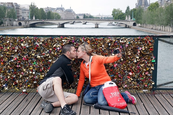 На знаменитом Мосту Искусств в Париже 31 мая. 1 июня власти города сняли с моста около 700 000 замков, так как они представляли угрозу безопасности.