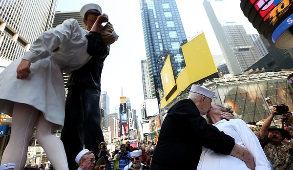 Ветераны Второй мировой войны воспроизводят знаменитое фото «День Победы над Японией на Таймс-сквер».