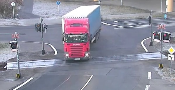 В утро пятницы чешский водитель решил рискнуть своей жизнью и проскочить железнодорожный переезд на мигающий красный свет.