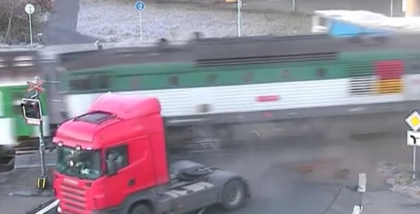 The Huffington Post обнародовал, что в поезде было около 80 пассажиров, к счастью, никто из них не пострадал.