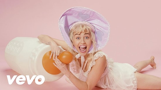 Pop'un Yaramaz Çocuğu Miley Cyrus'dan Yeni Klip: "BB Talk"