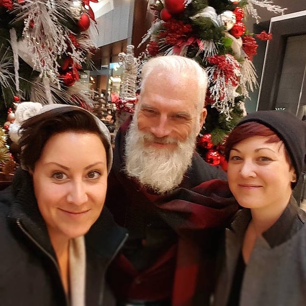 Посетители, сделавшие селфи с модным Сантой этой зимой: