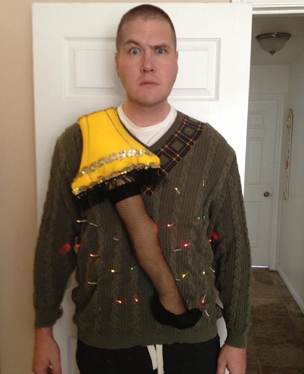7. Свитер в виде э…лампы?