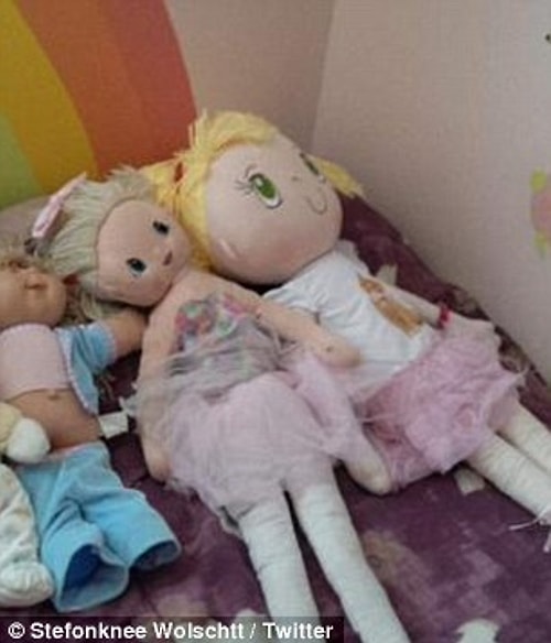 Bakımını üstlenen yeni ailesinin evinde cicilerini giyip oyuncak bebeklerle oynayan Wolscht'un en iyi arkadaşı, yaşlı çiftin 7 yaşındaki torunu.