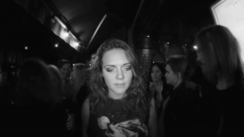 Tove Lo Hilary Duff'ın ''Sparks'' parçasının sözlerine de katkıda bulundu.
