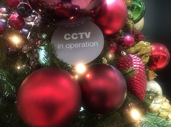 5. Эта елка настолько зловеща, словно появилась из романа Оруэлла.