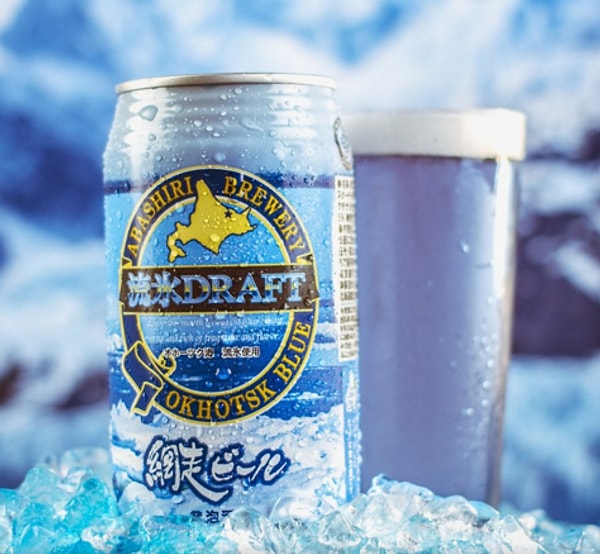 Голубое пиво с цветами и водорослями