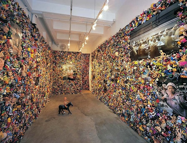 Сделав серию фотографий рабочих игрушечных фабрик в Китае, Майкл Вульф устроил выставку с этими фотографиями, обрамленными игрушками в количестве 16 000 (все они были куплены в Калифорнии, но произведены в Китае).