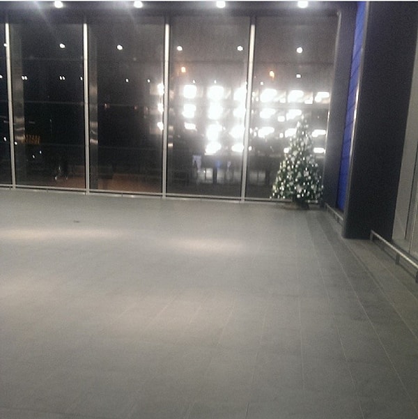 10. Елка на станции, совершенно сникшая от безысходности.