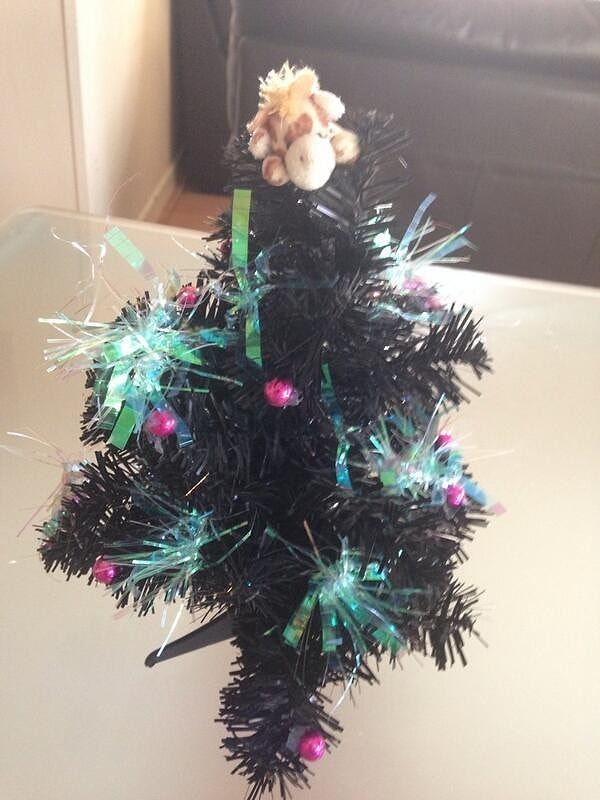 13. Трагиготическая елка, украшенная игрушечным жирафом.