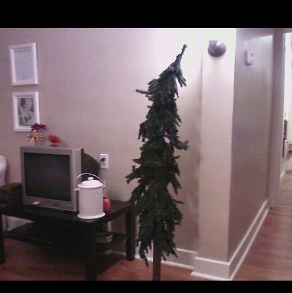 14. Елка, которая, определенно, разочаровалась в жизни.