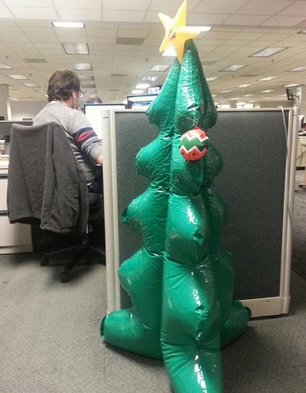 18. Надувная елка – кошмар офисного работника.