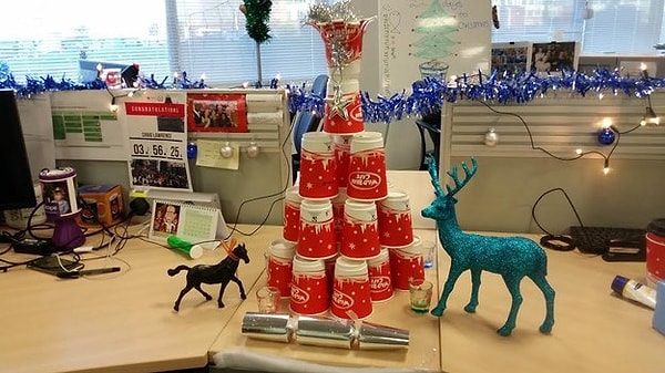 19. Новаторский вариант елки для украшения офиса.