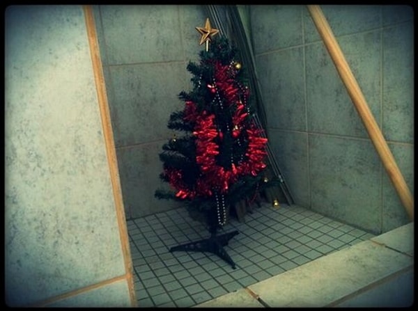 21. Грустная елочка в душевой кабине.