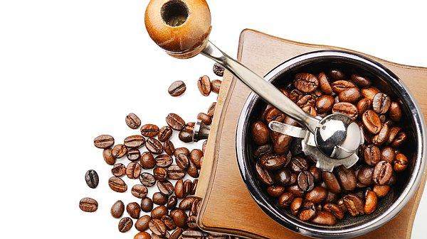 1. Kahve aşıklarının en sevdiği şeylerden biri de kahve kokusudur! Tazecik kahvelerini evlerinde öğütürken kokusuna bayılacaklar!