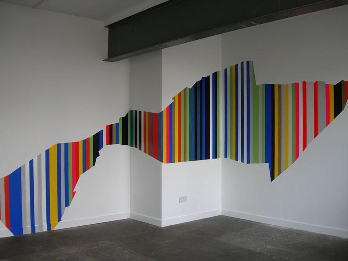 Цветные полосы на стене в интерьере