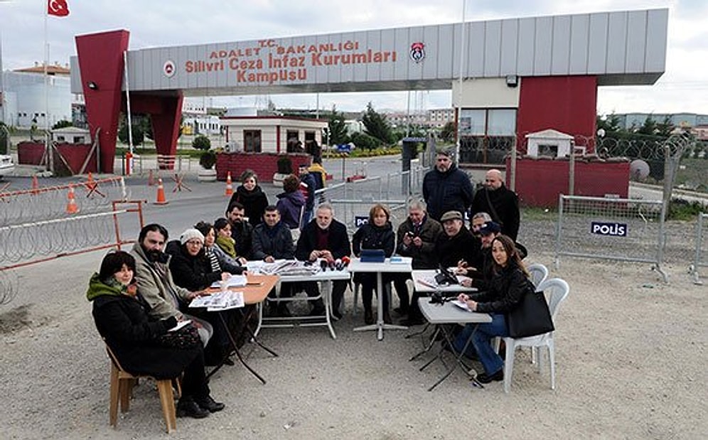 Cumhuriyet Gazetesi'nin Yazı İşleri Toplantısı Silivri Cezaevi Önünde Yapıldı