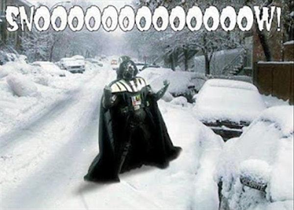 Darth Vader da olsan kar yağınca o gereksiz neşe üzerine çöküyor demek ki!