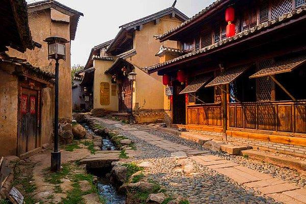 20. Shaxi, Yunnan'da bir sokak arası