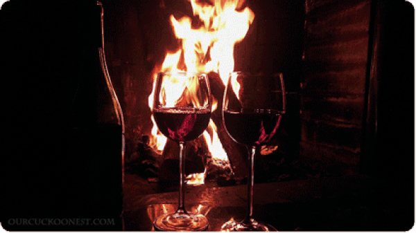 6. Çıtır çıtır odun sesleri eşliğinde şömine başında sıcacık şarap içmek.