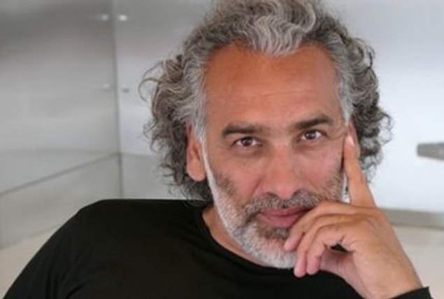 1. Çiçek Abbas filminin yönetmeni Sinan Çetin'dir.