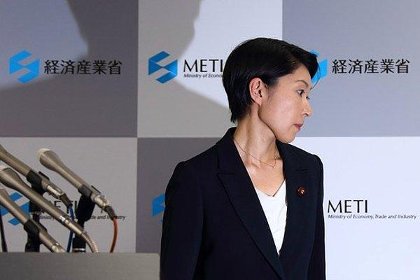 16. Japonya'da Ekonomi, Ticaret ve Sanayi Bakanı Yuko Obuchi'nin seçim kampanyası için toplanan bağışları makyaj malzemesi ve tiyatro bileti almak için kullanması