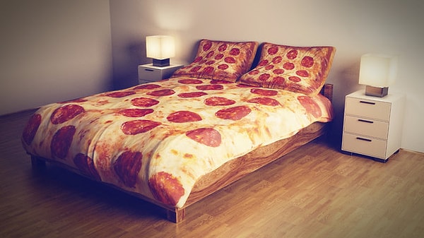 20. Постельное белье с принтом пиццы.