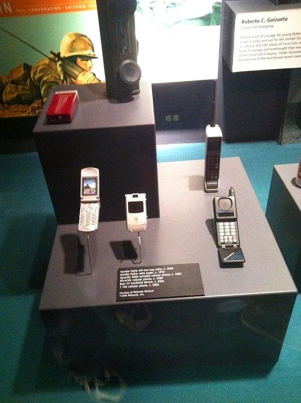 13. Tabi bu arada artık ''birazcık'' eskiyen telefonlar müzeye kaldırılmaya başlandı bile.