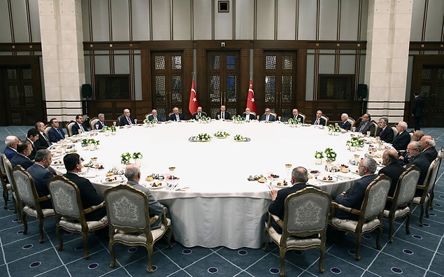 46. 23 Haziran - Ak Saray'daki 'Mütevazı' İftar Sofrası Sosyal Medyanın Dilinde