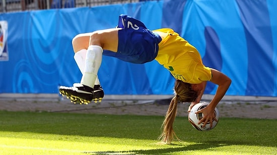 Bayanlar Futbol Maçına Damga Vuran Takla ile Taç Kullanma Hareketi