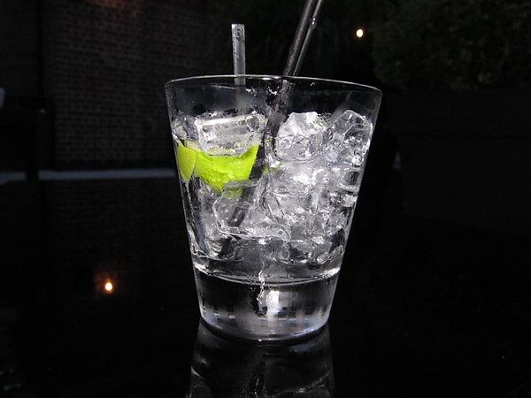 Парня, который пьет водку с содовой, больше заботит, как выглядят его кубики на животе, а не то, насколько тебе хорошо.