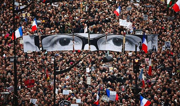 2. Fransa'da Charlie Hebdo dergisiyle başlayıp 3 gün devam eden ve 17 kişinin ölümüne sebep olan terör saldırılarının ardından 11 Ocak 2015'te yapılan protesto yürüyüşü. Voltaire Bulvarı'nda gerçekleşen yürüyüşte dünya liderleri de  Fransa Cumhurbaşkanı François Hollande ile beraberdi.