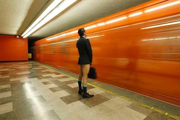 6. Dünya çapında gerçekleşen “The No Pants Subway Ride” etkinliği kapsamında, metroyu pantolonsuz bir halde bekleyen yolcu. Meksiko. 11 Ocak 2015.