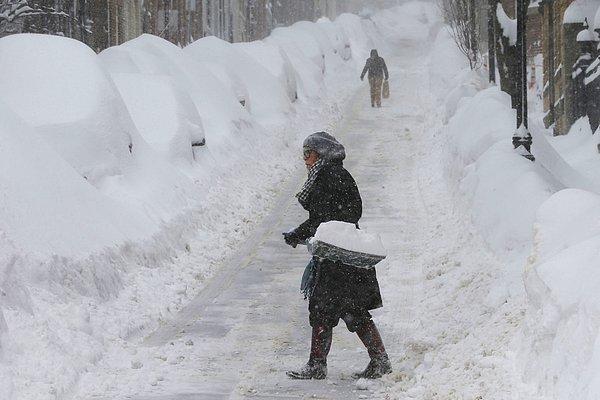 9. Boston'da hayatı durma noktasına getiren kar fırtınası sırasında kürekle kar temizleyen kadın. 15 Şubat 2015.