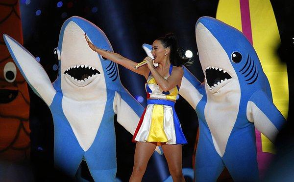11. Katy Perry'nin, Amerikan Ulusal Futbol Ligi (NFL) Super Bowl kapsamında, Seattle Seahawks ile New Englang Patriots takımları arasındaki maçın devre arasında gerçekleştirdiği performans. Arizona. 1 Şubat 2015.