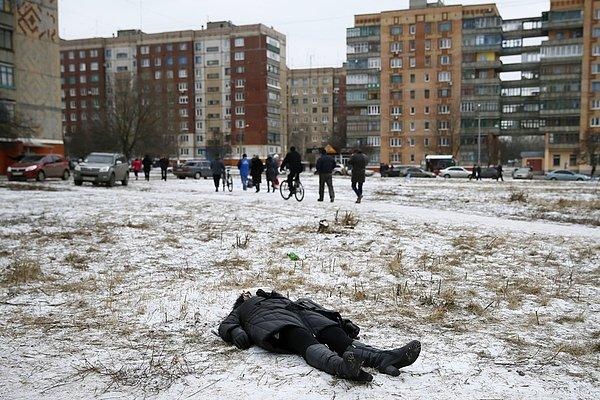 20. Bombardıman sonucu hayatını kaybeden kadının cansız bedeni. Kramatorsk Ukrayna. 10 Şubat 2015.
