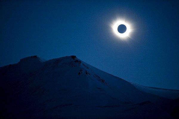 21. 20 Mart 2015 tarihinde gerçekleşen güneş tutulmasının, Norveç'in Svalbard takım adalarından biri olan Longyearbyen'den görünüşü.
