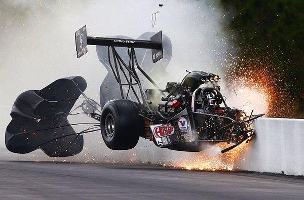 23. Arabası bozulan yarışçı Larry Dixon'ın ucuz kurtulduğu kaza. Florida. 14 Mart 2015.
