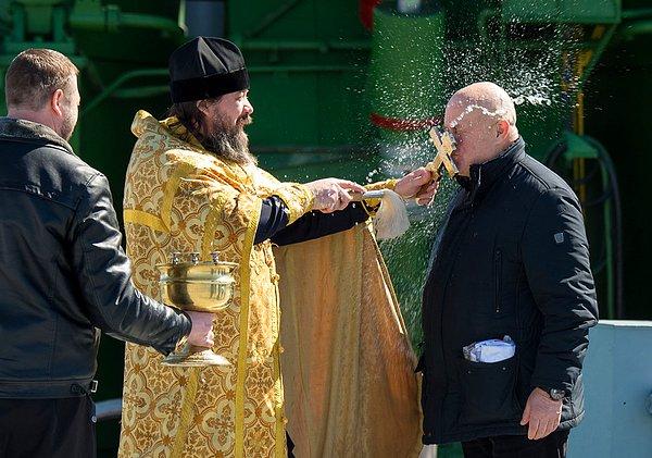 26. Bir Ortodoks papazı Sergey Semchenko'yu kutsarken. Kazakistan. 26 Mart 2015.