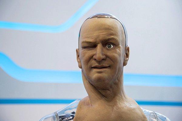 32. Hanson Robotics tarafından üretilen, Han isimli insansı robot. İnsan cildi taklit edilerek frubber maddesinden yapılan cildi ve yüzüne yerleştirilen yaklaşık 40 motor sayesinde çeşitli yüz ifadelerini yapabiliyor. Hong Kong. 18 Nisan 2015.