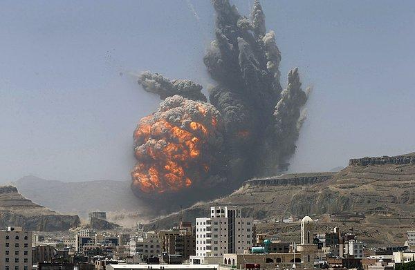 33. Suudi Arabistan uçakları, Yemen'in başkenti San'a'da bir silah deposunu havaya uçurduğunda yükselen duman. 20 Nisan 2015.