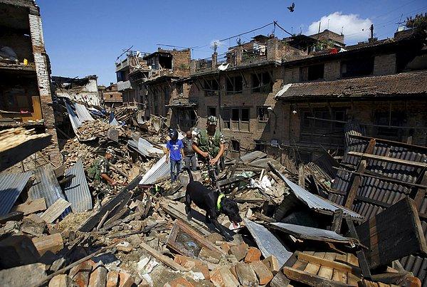 37. Enkazdaki depremzede arayışı. Bhaktapur, Nepal. 27 Nisan 2015.